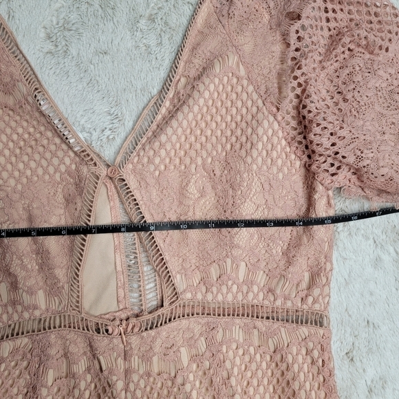 Lush Pale Blush Pink Eyelet Lace Wide Short Sleeve Romper Size M - Picture 9 of 11